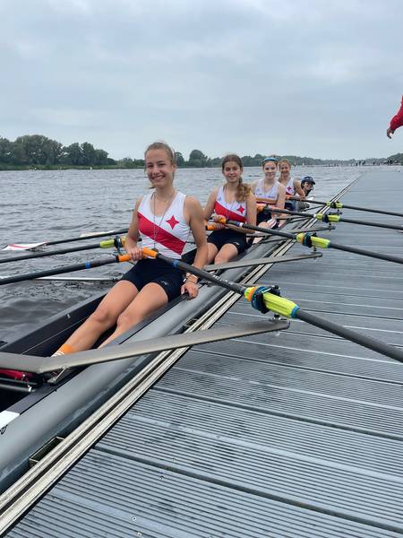 Vom Heck zum Bug: Amelie Lehde, Liana Büttner, Sophia Weih und Lea-Sophie Lehde. Steuern: Chiara Dmoch