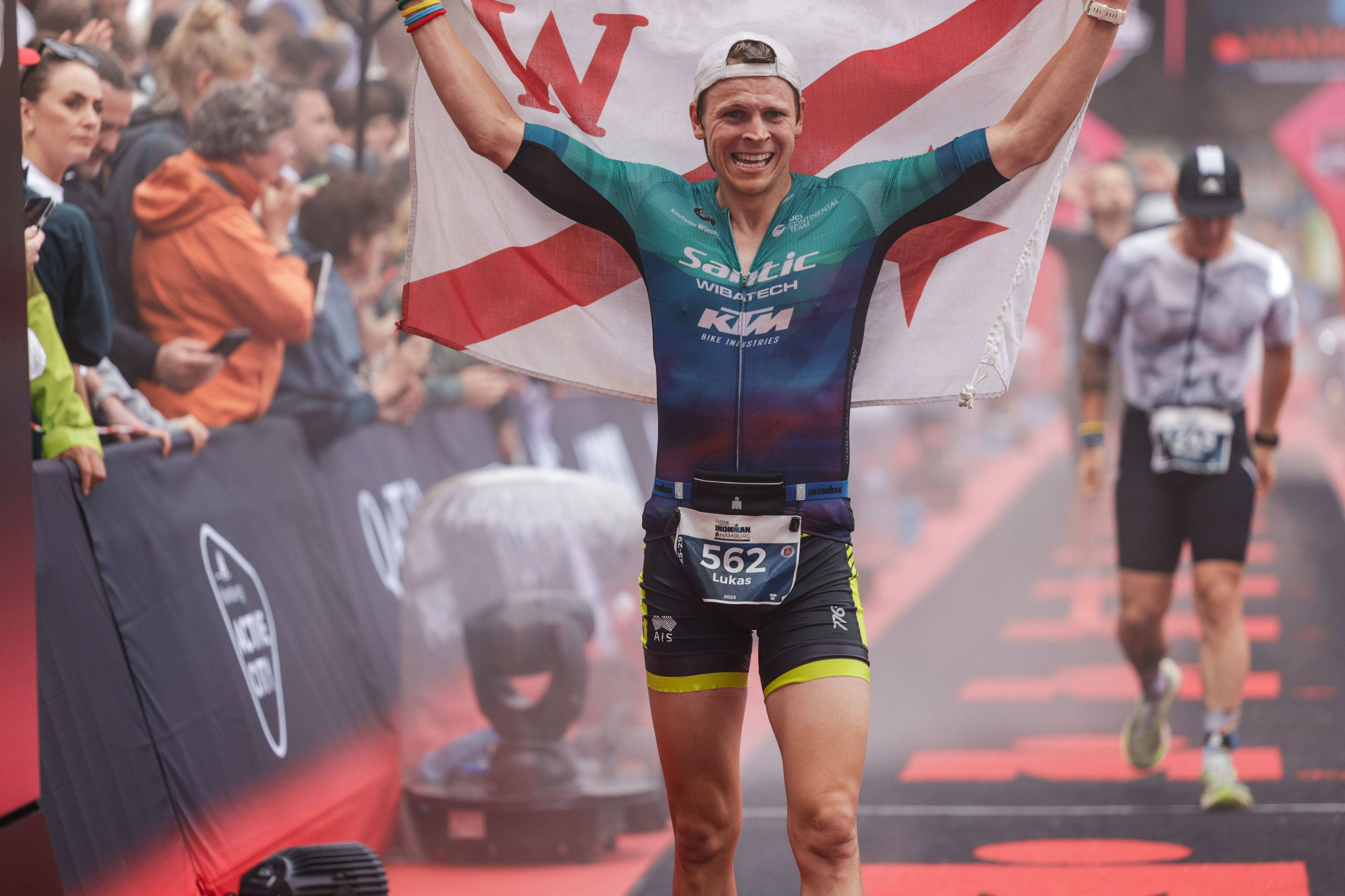Lukas Tewes im Ziel mit RCW Flagge