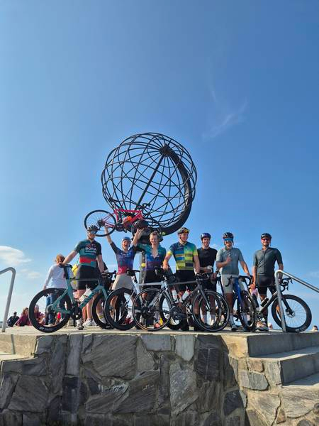 Die 7 Teilnehmer am Ziel, dem Nordkapp. Von Links: Jonas Eichholz Finn Wolter Lukas Tewes Leon Schandl Elwin Stach Simon Berkemeyer Lukas Föbinger.