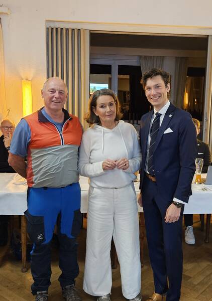 Für 25-jährige Vereinszugehörigkeit wurden Mark Lukas (links) und Britta Moll (mitte) vom Vorsitzenden Marcel van Delden (rechts) ausgezeichnet.