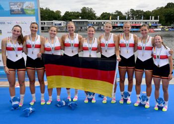 Julia Irmler (4. von links) nach ihrem Bronzeerfolg bei der diesjährigen U23 WM. Foto: meinruderbild.de