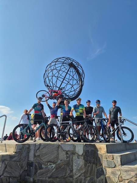 Die 7 Teilnehmer am Ziel, dem Nordkapp. Von Links: Jonas Eichholz Finn Wolter Lukas Tewes Leon Schandl Elwin Stach Simon Berkemeyer Lukas Föbinger.