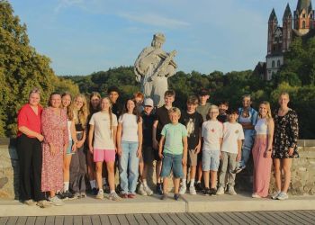 Kinderruder mit Trainerinnen vor dem Dom in Limburg