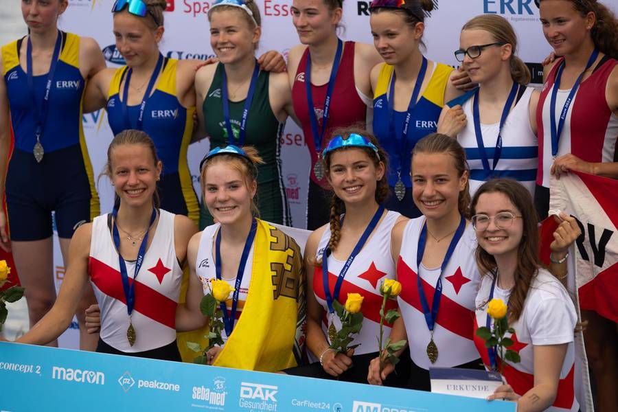 Deutsche Meisterinnen im Leichtgewichts B-Juniorinnen Doppelvierer. vlnr (unten): Lea-Sophie Lehde, Sophia Weih, Liana Büttner,  Amelie Lehde und Steuerfrau Chiara Dmoch.