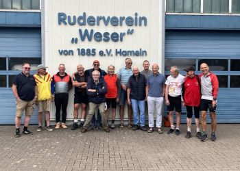 Die Mannschaft des 38. Weserachters: Uwe Bödecker, Dieter Borgmann, Götz Büttner, Guido und Volker Grabow, Axel Kunde, Marc Lukas, Rolf Nikolas, Helmut Olsberger, Franz Scheben, Anton Schnurr, Stephan von Petersdorf-Campen, Dieter Peters und Udo Wegermann.