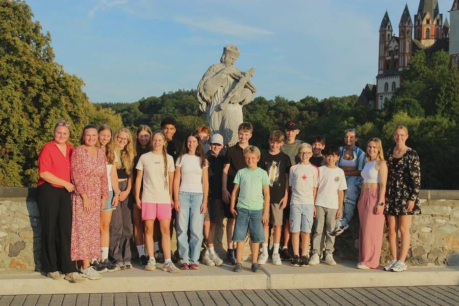 Kinderruder mit Trainerinnen vor dem Dom in Limburg